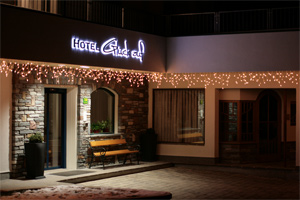 Eingangsbereich des Hotel Garni Glück auf bei Nacht