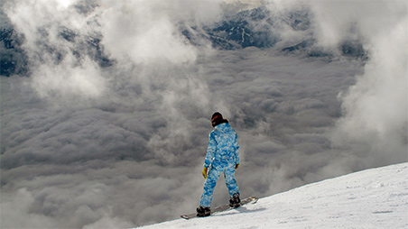 Snowboarder über der Wolkendecke