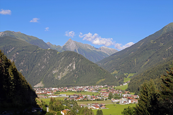 Blick von Finkenberg auf Mayrhofen im Zillertal © Hotel Garni Glück auf