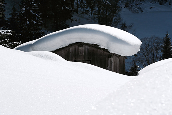 Schneebedeckte Hütte in den Alpen