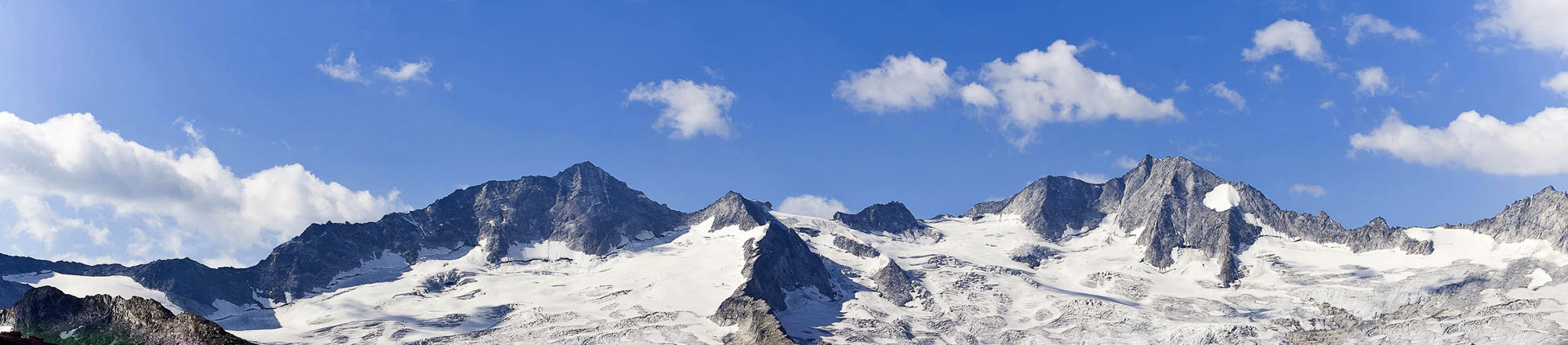 Blick auf die schneebedeckten Berge des Zillertales